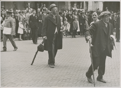879327 Afbeelding van enkele figuren uit de groep 'Verdwenen Utrechtsche Typen', deelnemers aan de feestelijke optocht, ...